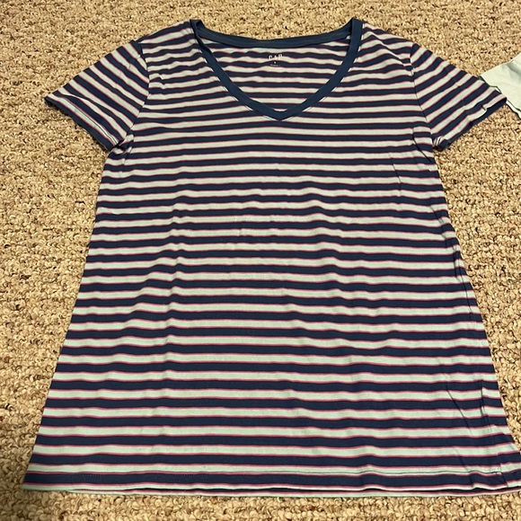 GAP Set of 2 Tee Shirts - Picture 7 of 8